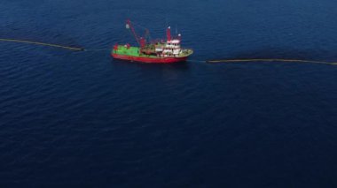 Balıkçı teknesindeki işçilerin havadan görünüşü denizin ortasında güzel bir günde açık denizde balıkçı teknesi.