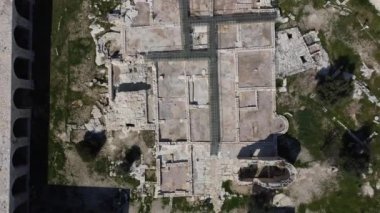 Kaleyi çevreleyen duvarların havadan görünüşü, kalenin içinde eski bir binanın kalıntıları görülebilir.