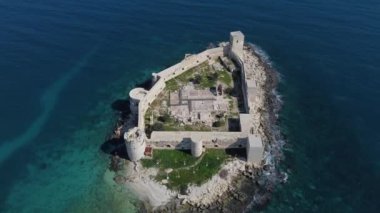 Mersin Türkiye 'de denizin ortasındaki tarihi şatonun havadan görünüşü, denizin ortasına inşa edilen kültürel bakirelerin şatosu.