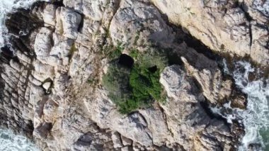 Akdeniz 'in mavi sularındaki insansız hava aracının sessiz koyları, denizin ortasındaki uçurumların havadan görüntüsü.