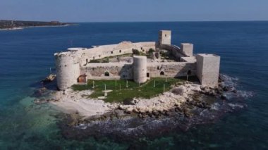 Denizin ortasına inşa edilmiş tarihi şatonun yukarıdan görünüşü kaleyi çevreleyen duvarların havadan görüntüsü.