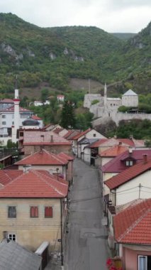 Travnik kentinin sokaklarının insansız hava aracı görüntüsü, fayanslı çatı ve yollar, Bosna-Hersek şehrinin yerleşim yerinin insansız hava aracı manzarası 