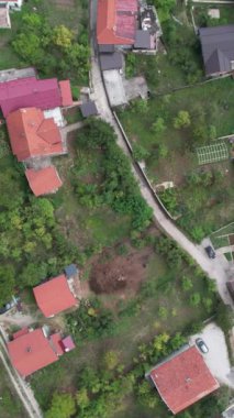 Bosna 'nın travnik şehrinin hava aracı görüntüsü, sokak düzeni ve şehir manzarası evler, Avrupa' nın en yeşil şehir travması