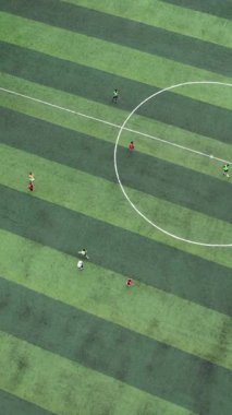Futbol maçı, sentetik çim sahası hava manzarası yüksek kaliteli görüntüler.