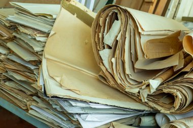 Eski, rastgele katlanmış kağıt, atık kağıt gibi..