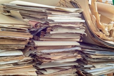 Eski, rastgele katlanmış kağıt, atık kağıt gibi..