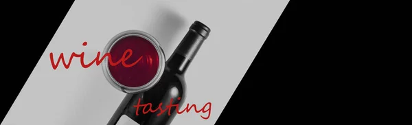 一个杯子和一瓶红葡萄酒在灰色的背景和文字 说明1 — 图库照片
