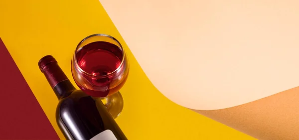 Botella Copa Vino Tinto Sobre Fondo Amarillo Hoja Papel Para —  Fotos de Stock