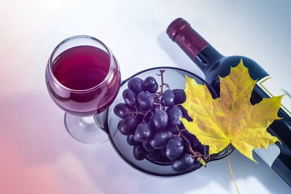 一瓶酒 一杯酒 盘中的葡萄和一片黄色的秋叶作为丰收的象征 — 图库照片