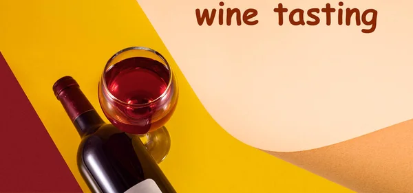 Flasche Und Glas Rotwein Auf Gelbem Hintergrund Blatt Für Blatt — Stockfoto