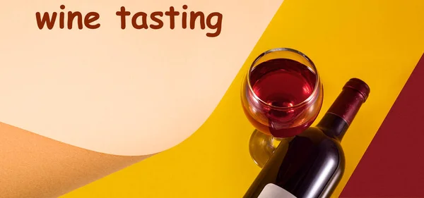 Flasche Und Glas Rotwein Auf Gelbem Hintergrund Blatt Für Blatt — Stockfoto