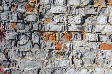 Şehrin yıkılan tuğla duvarından alıntılama. Üzerinde grafiti detayları var..