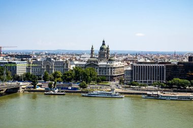 Güneşli bir yaz gününde Budapeşte şehri manzarası.