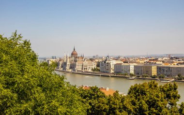 Güneşli bir yaz gününde Budapeşte şehri manzarası.