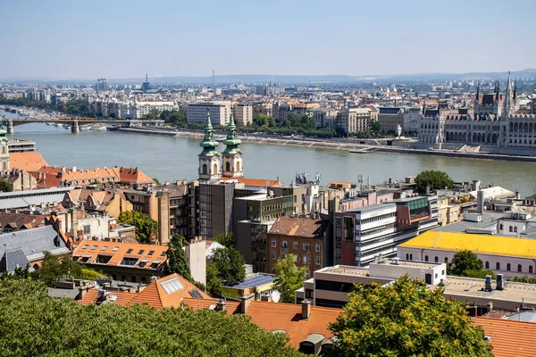 Güneşli bir yaz gününde Budapeşte şehri manzarası.