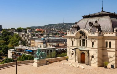 Güneşli bir yaz gününde Budapeşte şehri manzarası.