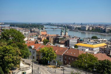 Güneşli bir yaz gününde Budapeşte şehri manzarası.