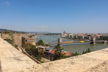 Güneşli bir yaz gününde Budapeşte şehri manzarası.