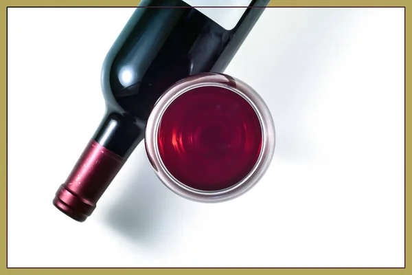 Wizerunek Kieliszka Butelki Czerwonego Wina Białym Tle Złotą Ramą — Zdjęcie stockowe