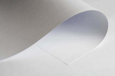 Hafif arkaplan üzerine büyük beyaz bir sayfa.