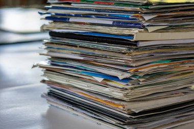 Eski kullanılmış kağıtlar (çizimler, belgeler, vs.) atık kağıt olarak.