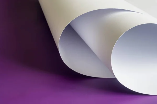 Два Великих Аркуші Білого Паперу Фіолетовому Фоні — стокове фото