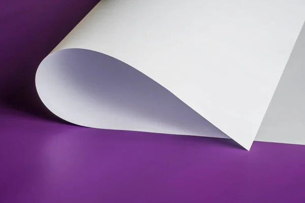 Большой Лист Белой Бумаги Графических Работ Фиолетовом Поле — стоковое фото