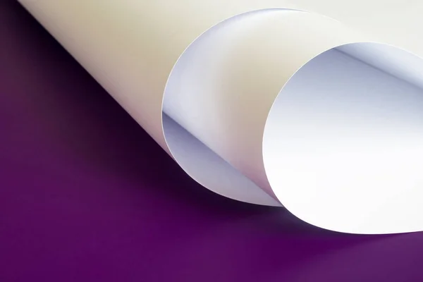 Два Великих Аркуші Білого Паперу Фіолетовому Фоні — стокове фото