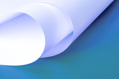 Mavi-yeşil arka planda iki büyük beyaz sayfa..