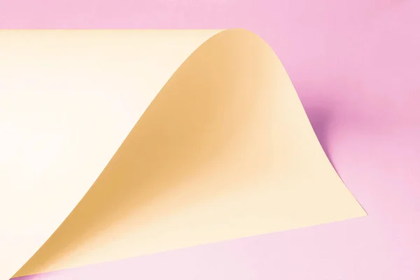 Большой Лист Желтой Бумаги Розовом Фоне — стоковое фото