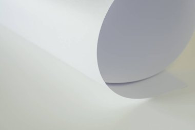 Beyaz arkaplanda büyük beyaz bir sayfa..