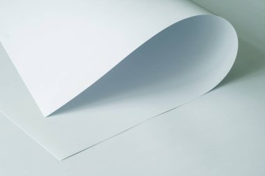 Büyük beyaz bir A1 kağıdı. Yeşil renk.