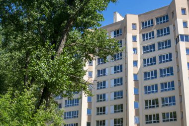 Doğaya yakın yeni yapılmış bir bina..