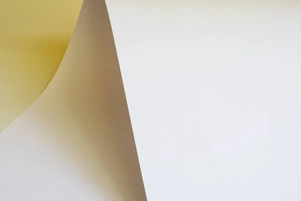 Большой Лист Белой Бумаги Напротив Желтой Стены — стоковое фото