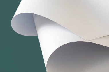 İki beyaz A1 kağıdı serin renklerde..