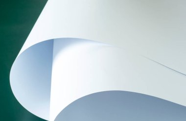 İki beyaz A1 kağıdı serin renklerde..