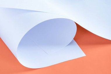 Turuncu arka planda beyaz kağıtlar. Çeşitli yaratıcı kompozisyonlar için arka plan olarak yapıştır.