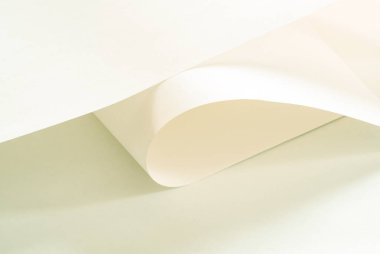 Arkaplan olarak sıcak pastel renkli büyük, uzun bir kağıt parçası..