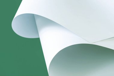 Yeşil arkaplan üzerine A1 sayfaları.