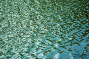 Arka plan olarak sakin bir nehrin dalgaları.