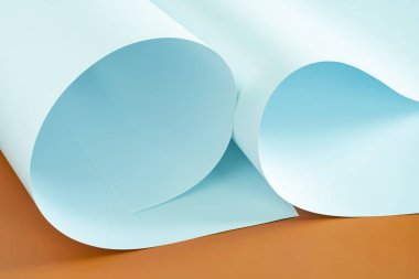 Turuncu arka planda soğuk renkli A1 kağıtları.