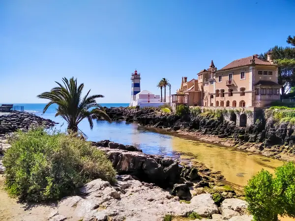 Santa Marta Deniz Feneri ve Belediye Müzesi, Cascais, Lizbon, Portekiz. Santa Marta Deniz Feneri Müzesi, Cascais, Portekiz, Santa Marta Sahili 'nden güzel bir günde görüldü. Cascais.