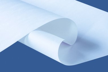 Mavi zemin üzerinde eğri bir kağıt tabakası.