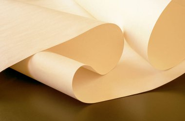 Sıcak renklerde katlanmış büyük bir kağıt..