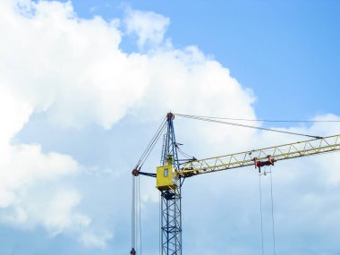 mavi bir gökyüzü inşaat vinç.