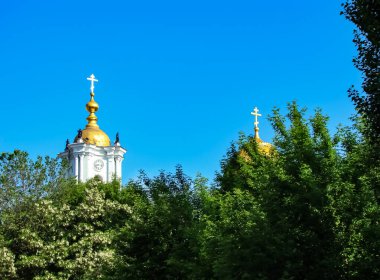 Mavi gökyüzüne karşı kilise kubbeleri.