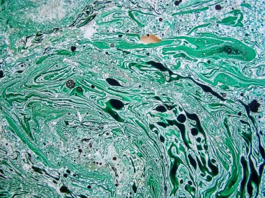 Su çözeltisindeki yağlı boya oyunu yeşil soyut arkaplan olarak.