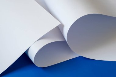 Mavi bir arka plan üzerinde beyaz kağıda.