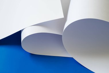 Mavi bir arka plan üzerinde beyaz kağıda.