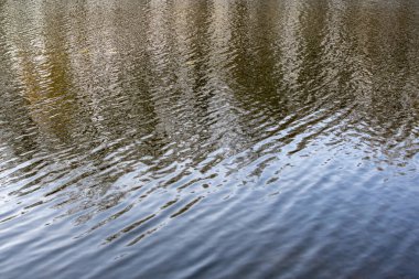 Küçük bir nehrin akan suyunun arka planı.